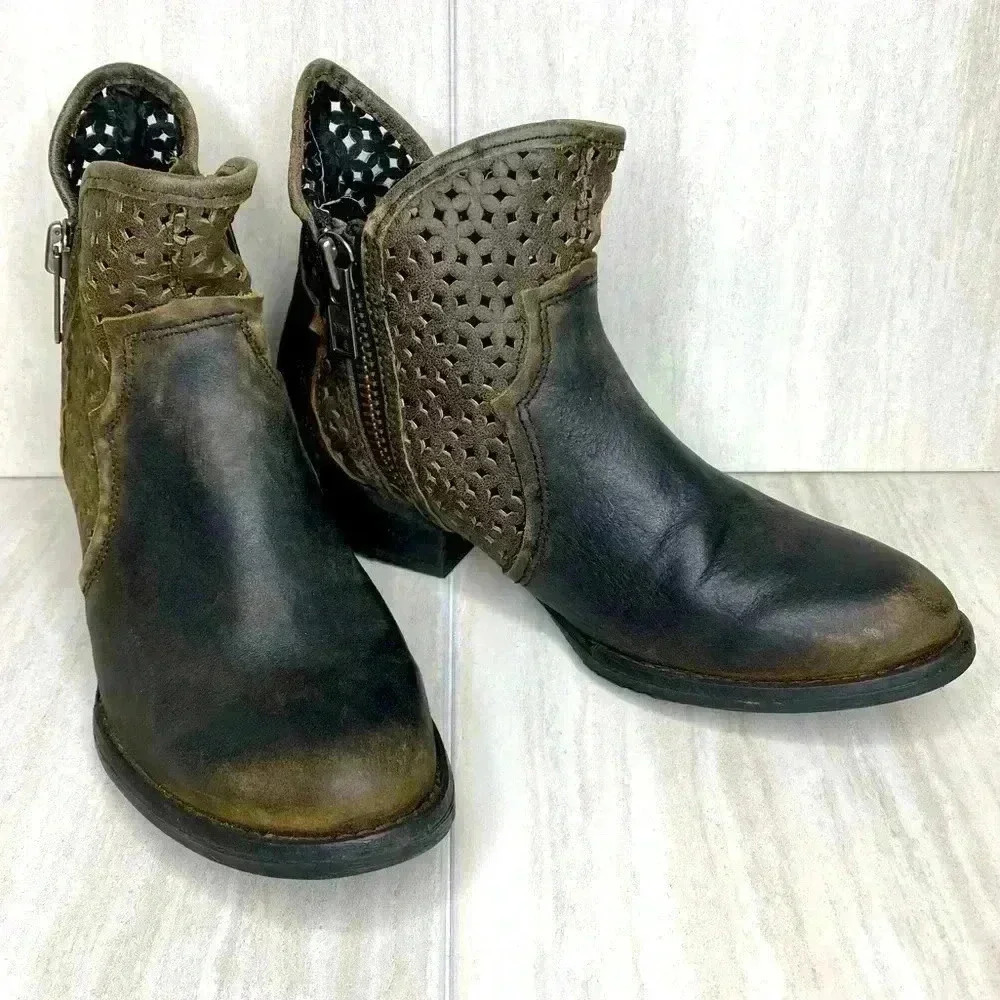 Circle G Distressed Cut Out Leather Side Zip Booties Woman’s Size 9